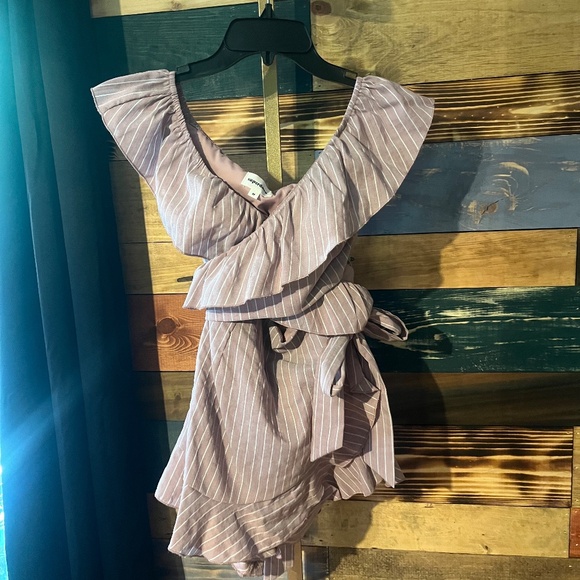 NWOT superdown Angela Wrap Tie Romper Size: Medium - Picture 4 of 6